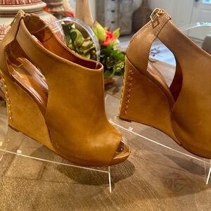 Pour La Victoire Wedges